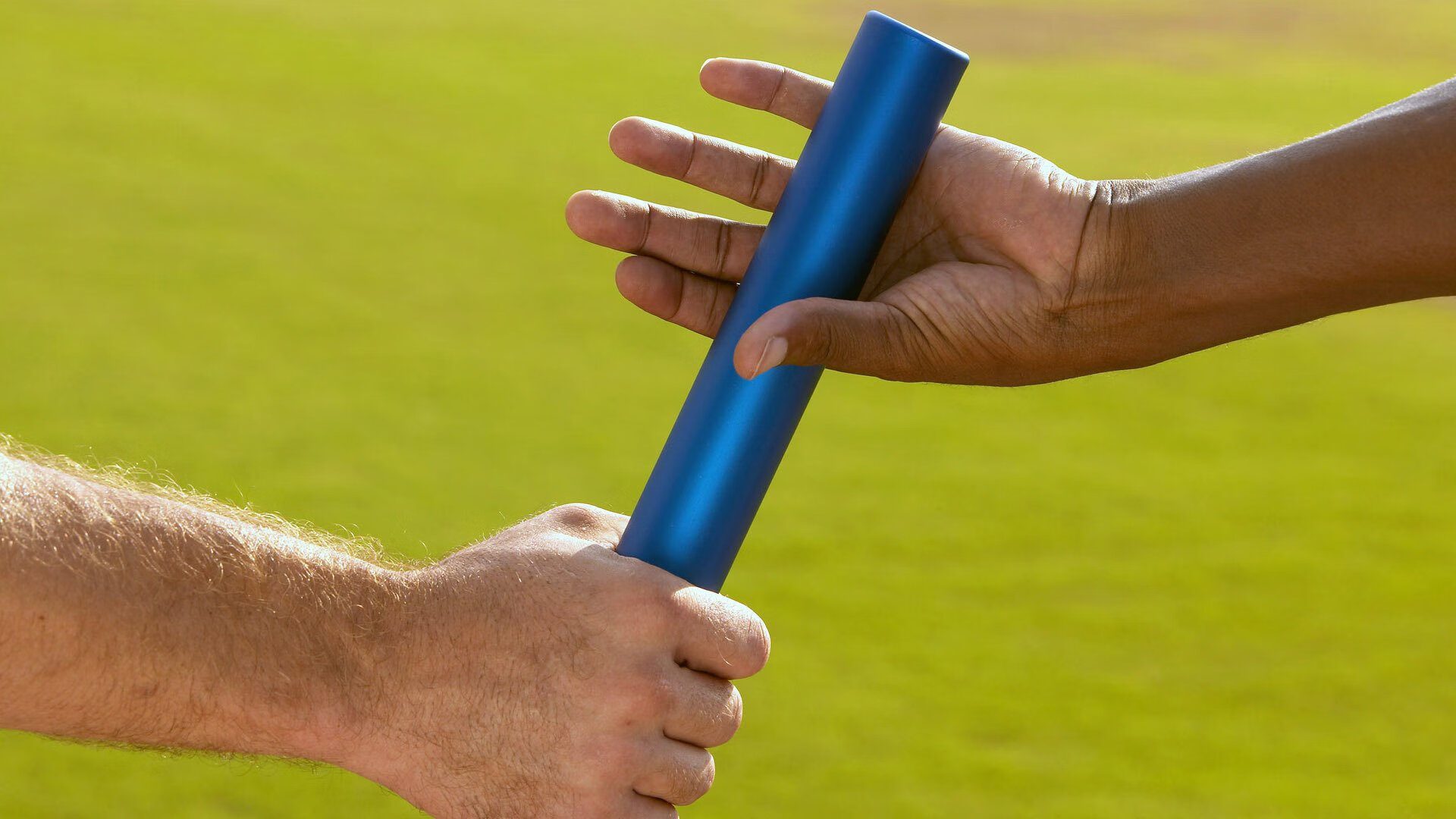 城市篮球夜场赛成为全民健身新风尚，激发青少年运动热情，夜间篮球比赛